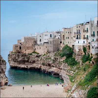 Dans quel pays se trouve la région des Pouilles ?