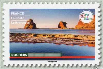 Avec les Bretons, parfois, Redon danse... Roland de Roncevaux, super costaud depuis son coup d'épée dans les Pyrénées, lance une grosse roche arrachée à la montagne, mais son pied glisse et v'là t-il pas que le caillou tombe dans la mer et se casse en deux. Plouf ! C'est le "Rocher..."