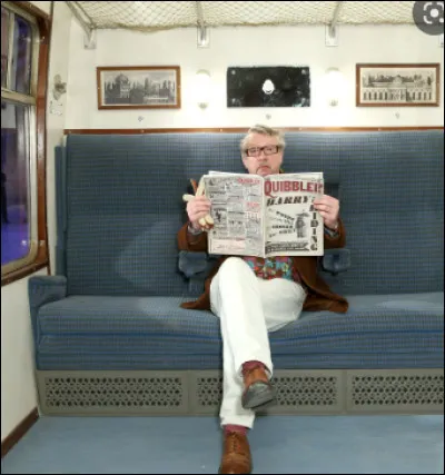 Tu rentres dans une cabine et tu commences à lire quand un garçon du même âge que toi te regarde puis s'assoit en face de toi. Que fais-tu ?