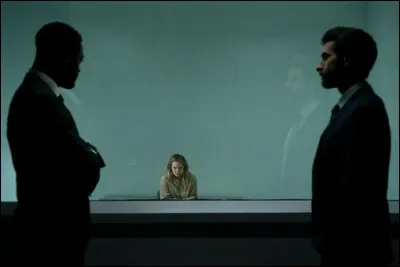 Dans quel film une femme qui était battue par son mari retrouvé mort est-elle persuadée qu'il vit encore ?