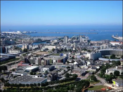 Cherbourg est, avec 79 000 habitants, la première ville du département par la population :