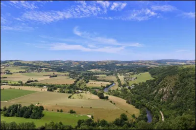 C'est de loin le moins peuplé avec 280 000 habitants et une faible densité de 46 habitants/km² :