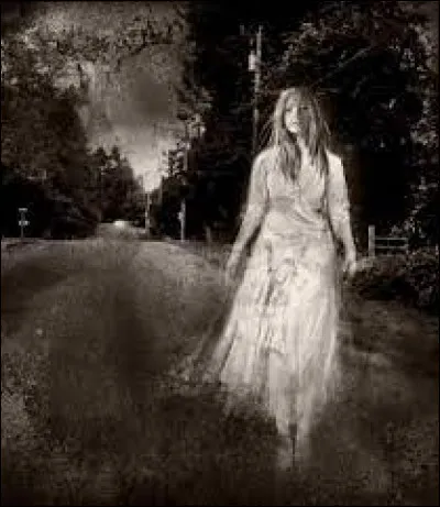 Comment est nommé le fantôme d'une femme qui se trouve au bord de la route, la nuit et cause un accident au conducteur qui a le malheur de la croiser ?