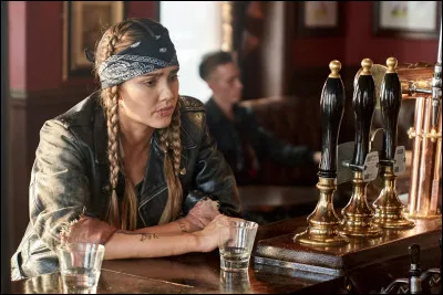 Celle qui joue dans "Killers Anonymous" est...