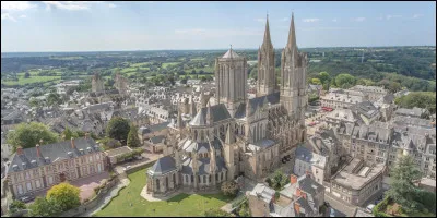 Dans ce département, vous pourrez visiter la cathédrale de Coutances :