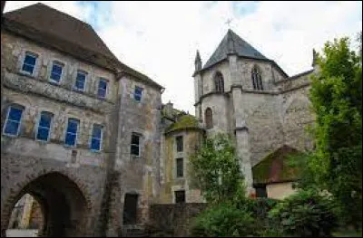 Dans ce département, vous pourrez visiter la petite ville de Mortagne-au-Perche :