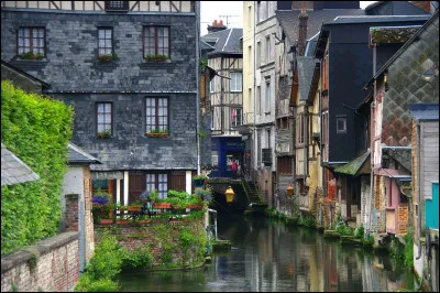 Pont-Audemer est une ville de ce département :