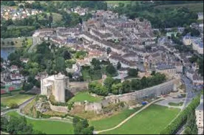 Dans ce département, vous pourrez visiter Falaise et son château fort :
