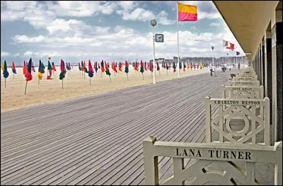 Dans ce département, vous pourrez flâner sur les planches de Deauville :