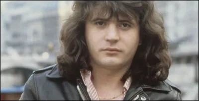 Dans quelle chanson de Daniel Balavoine peut-on entendre ces paroles : "Petite rue de casbahAu milieu de casaPetite brune enroul&eacute;e d'un drapCourt autour de moi" ?