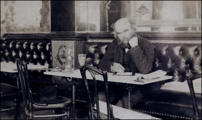 Dans quel po&egrave;me de Paul Verlaine peut-on lire le quatrain suivant : "La petite &eacute;pouse et la fille a&icirc;n&eacute;e &Eacute;tait reparue avec la toilette Et c'&eacute;tait d&eacute;j&agrave; notre destin&eacute;e Qui me regardait sous votre voilette." ?