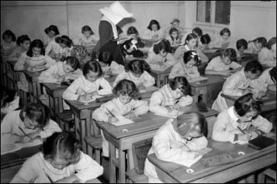 Dans les années 50-60, combien d'élèves y a-t-il par classe en primaire ?