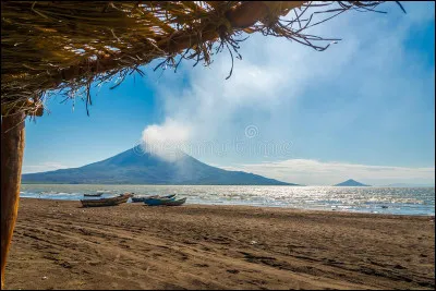 Le pays a un longue côte sur la mer des Caraïbes - la Côte des Mosquitos, et une autre façade sur le Pacifique ; il possède deux vastes lacs - Cocibolca et Xolotlan :