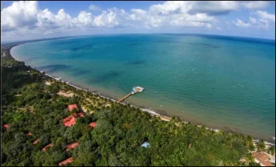 C'est le moins montagneux puisque son point culminant ne s'élève qu'à 1128 mètres ; c'est aussi le seul pays qui n'a pas de côte sur le Pacifique :