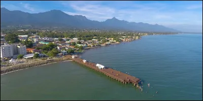Le pays dispose d'un long littoral sur la mer des Caraïbes, avec le port de La Ceiba et d'une petite ouverture sur le Pacifique avec le golfe de Fonseca :
