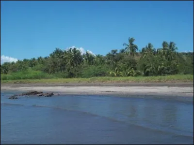 Le pays s'étire sur 600 km entre ses deux façades maritimes, sur le Pacifique et sur la mer des Caraïbes :