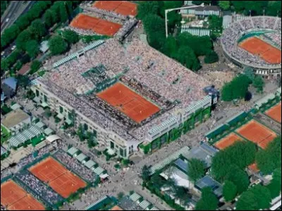 Pourquoi le stade construit en 1928 porte-t-il son nom alors qu'il n'a été qu'un joueur de tennis occasionnel ?