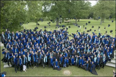 Après son année de Philo à Paris quelle école prestigieuse rejoint-il ?