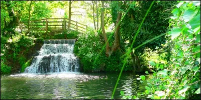 Quelle rivière traverse la ville d'Angres ?