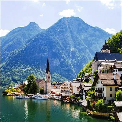 &Agrave; quel groupe de populations indo-europ&eacute;ennes rattache-t-on la culture de Halstatt, apparue au XIIe si&egrave;cle av. J.-C. en Europe centrale ?