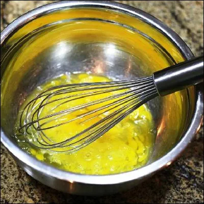 Quelle sp&eacute;cialit&eacute; culinaire &agrave; base d'�ufs battus dans du lait doit son nom &agrave; sa forme ronde ?