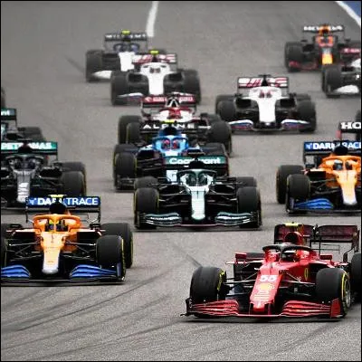 Quel pilote automobile a r&eacute;ussi &agrave; entrer dans les dix meilleurs des qualifications pendant 103 grand prix cons&eacute;cutifs de formule 1 ?