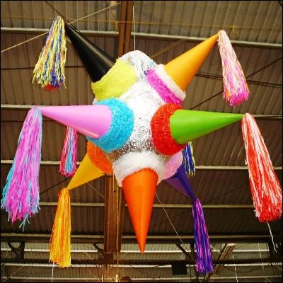 Comment appelle-t-on un objet creux rempli de sucreries ou de jouets qu�il faut casser &agrave; l�aveugle ?