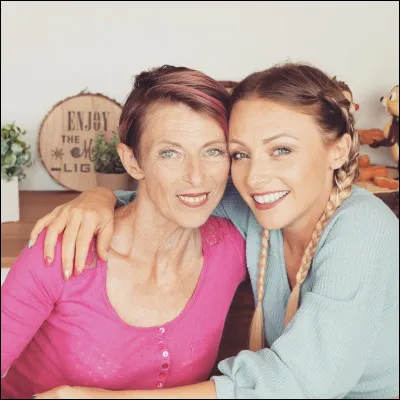 Qui est la personne habillée en rose à gauche de Roxane ?