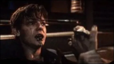 Que donne Newt avant de mourir à Thomas ?