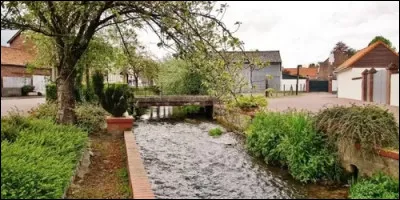 Quelle rivière traverse la ville d'Affringues ?