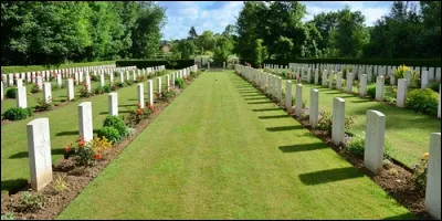 Quel architecte britannique a conçu le Agny Military Cemetery dans la ville d'Agny ?