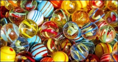 Les enfants en jouent dans la cour de récré ; les billes à La Réunion se disent...