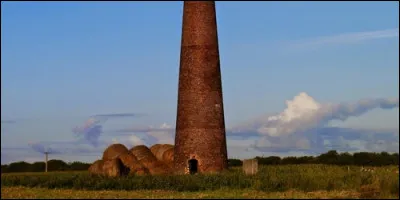 Dans la ville d'Alquines, on peut apercevoir la "pyramide" :
