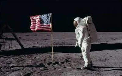 Il est le premier homme à avoir marché sur la Lune.