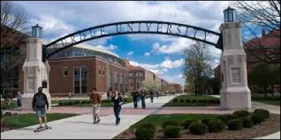 Il a obtenu une licence à l'université Purdue.