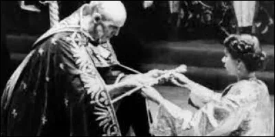 En quelle année Élisabeth II a-t-elle été couronnée ?