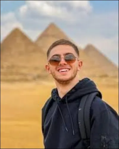 À côté de quel youtubeur, a-t-il son studio chez Webedia ?