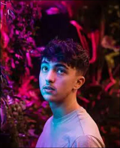 Que fait-il toujours en début de live ?