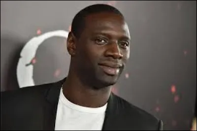Dans quel film Omar Sy aide-t-il une personne en chaise roulante ?