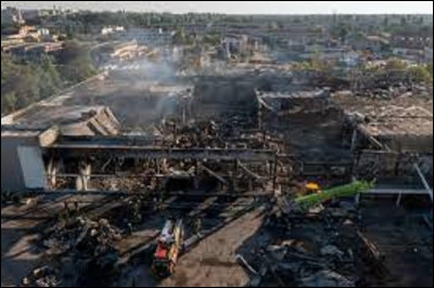 27 juin : À Krementchouk, en Ukraine, une attaque de missiles russes survient contre un centre commercial. Au moment de l'attaque, se trouvaient à l'intérieur plus de 1 000 personnes. Combien de morts fit ce bombardement de la part des Russes, encore une fois ?