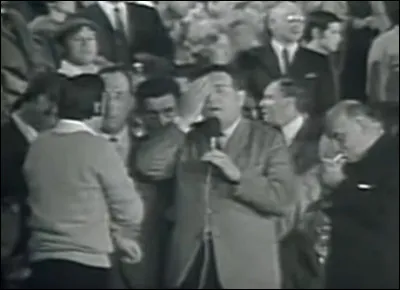 Quel présentateur se fit casser ses lunettes lors de la finale d'« Intervilles », entre Dax et Carcassonne ?