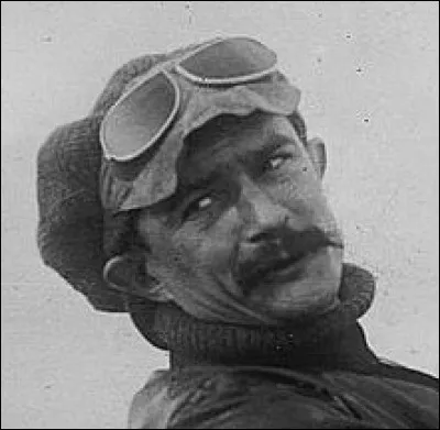 Qui est cet aviateur ?Indice : Cet aviateur est d&eacute;c&eacute;d&eacute; peu de temps apr&egrave;s la 1re Guerre mondiale.
