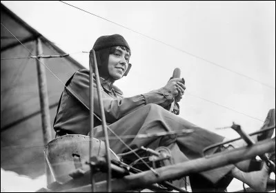 Qui est cette aviatrice ? Indice : Elle pratiquait aussi la sculpture.