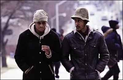 Quels conseils Bubbles donne-t-il à Sydnor pour se faire passer pour un junky ?