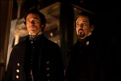 Dans quel film un tueur en s&eacute;rie reproduit-il les meurtres imagin&eacute;s par un c&eacute;l&egrave;bre &eacute;crivain ?