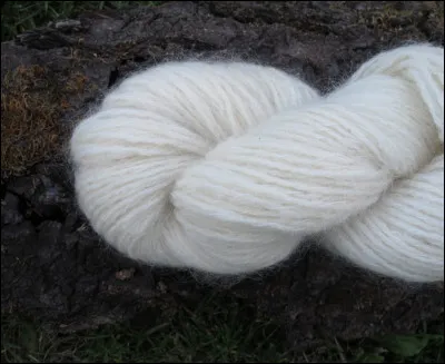 Quel est le nom de cette fibre laineuse produite par la chèvre angora ?