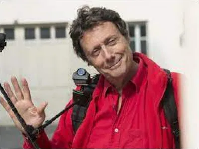 Antoine de Maximy est l'animateur de l'émission "J'irais dormir chez vous".