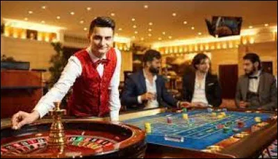 Un croupier travaille dans un casino.