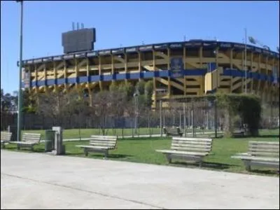 Ils ont d se diriger vers un stade  l'effigie d'un grand joueur. Lequel ?