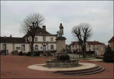 Nous sommes en Bourgogne-Franche-Comté, sur la place Jeanne d'Arc, à Passavant-la-Rochère. Village de l'arrondissement de Lure, il se situe dans le département ...